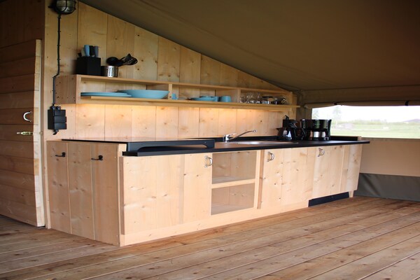 Luxe glampingtent met badkamer in hart van Friese waterrijk - thumbnail 3