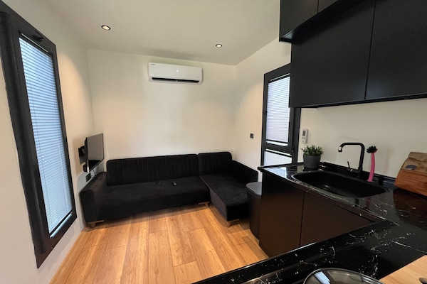 Knus Tiny House op Recreatiepark Rhederlaagse Meren voor 2 personen - thumbnail 1