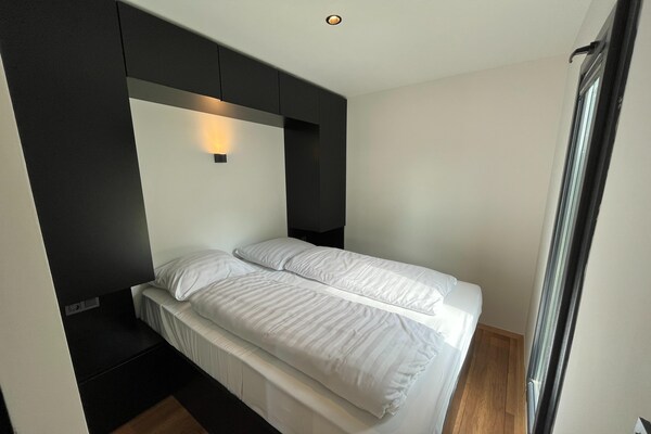 Knus Tiny House op Recreatiepark Rhederlaagse Meren voor 2 personen - thumbnail 3