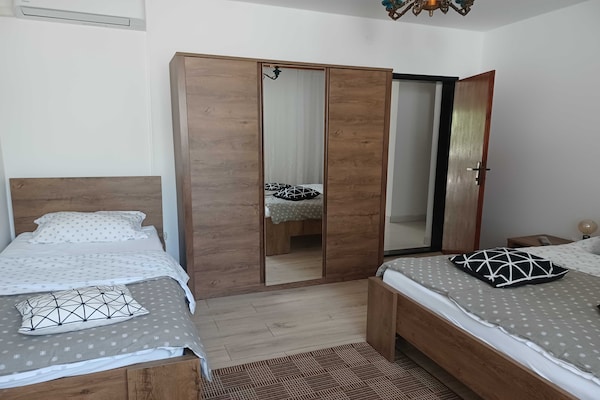 Studio Apartment Nikola: 2-slaapkamer appartement met terras op 100m van zee - thumbnail 2