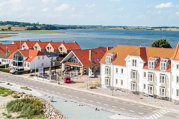 Knus vrijstaand vakantiehuis op slechts 20 meter van het strand in Hejls - thumbnail 1