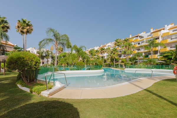 Modern appartement aan golfbaan nabij Málaga met zwembad en padel - thumbnail 2