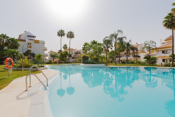 Modern appartement aan golfbaan nabij Málaga met zwembad en padel - thumbnail 3