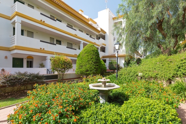 Modern appartement aan golfbaan nabij Málaga met zwembad en padel - thumbnail 4