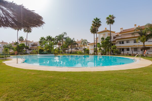 Modern appartement aan golfbaan nabij Málaga met zwembad en padel - thumbnail 6