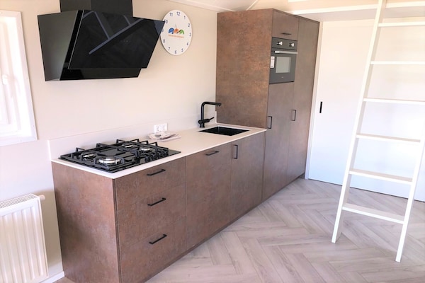 Tiny House Chalet aan de Rhederlaagse Meren in Lathum - thumbnail 2