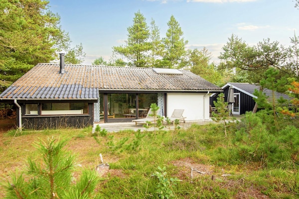 Sfeervol vakantiehuis in Blåbjerg Klitplantage met privéterras op 3,5 km van zee - thumbnail 1