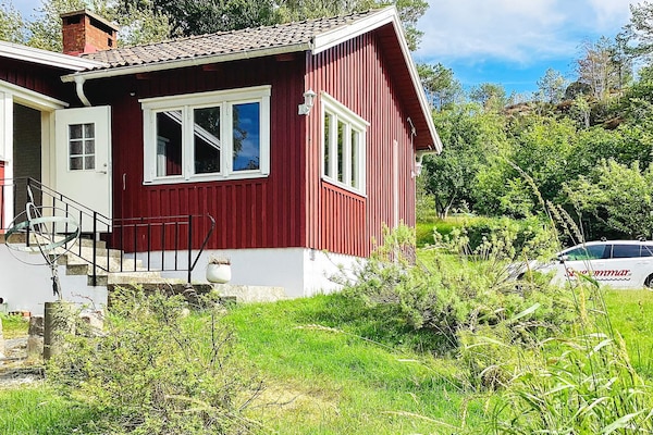 Zweeds rood vakantiehuis aan de golfbaan bij Uddevalla - thumbnail 1