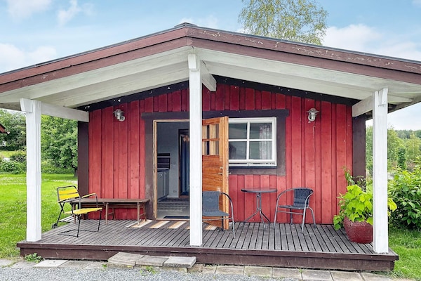 Knus Zweeds vakantiehuisje met sauna en golfbaan nabij Kil - thumbnail 1