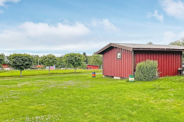 Knus Zweeds vakantiehuisje met sauna en golfbaan nabij Kil - thumbnail 6