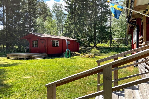 Vrijstaand vakantiehuis met sauna en annex nabij meer in Rejmyre - thumbnail 3