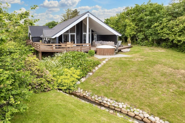 Luxe vrijstaand vakantiehuis met zeezicht, bubbelbaden en bijgebouw op 150m van strand - thumbnail 1