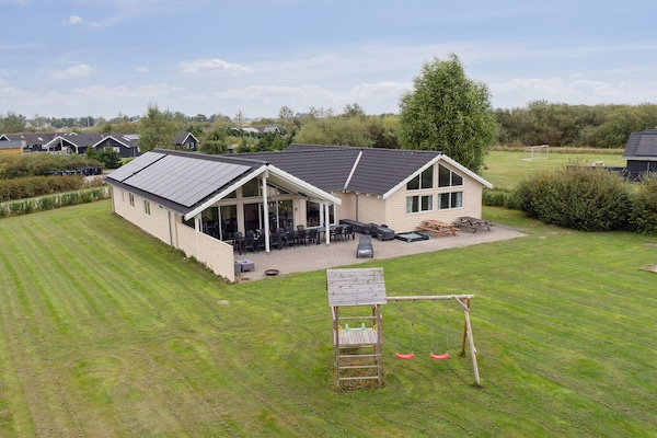 Luxe golfvilla met privézwembad, sauna en activiteitenruimte op 800m van zee - thumbnail 3