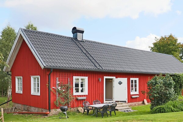 Idyllisch vakantiehuis aan het meer met roeiboot bij Unnaryd - thumbnail 2