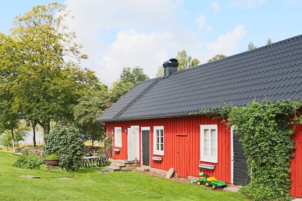 Idyllisch vakantiehuis aan het meer met roeiboot bij Unnaryd - thumbnail 3
