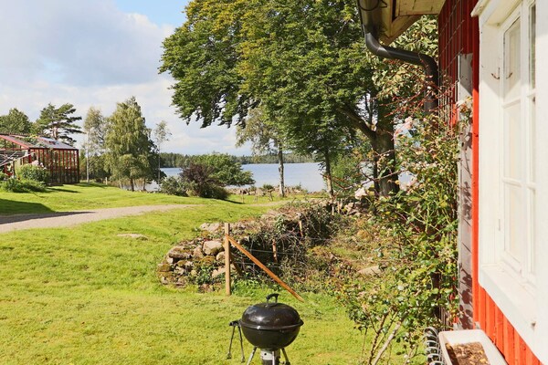 Idyllisch vakantiehuis aan het meer met roeiboot bij Unnaryd - thumbnail 5