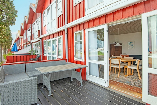 Rood havenhuis direct aan de jachthaven van Ebeltoft met terras - thumbnail 1