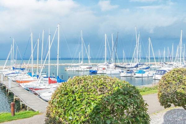 Rood havenhuis direct aan de jachthaven van Ebeltoft met terras - thumbnail 3
