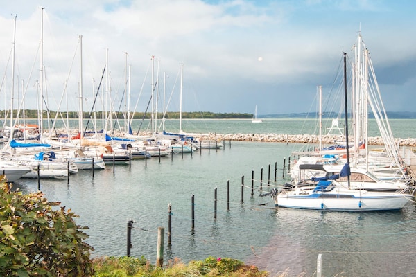 Rood havenhuis direct aan de jachthaven van Ebeltoft met terras - thumbnail 4