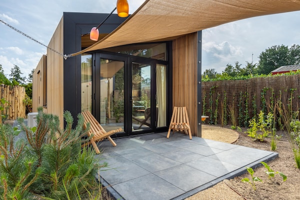 Luxe wellnesshut voor 2 personen met jacuzzi aan het water in Voorthuizen - thumbnail 1