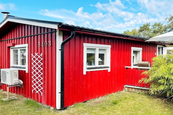 Zonovergoten vakantiehuis bij het strand van Sandviken, Sölvesborg - thumbnail 1