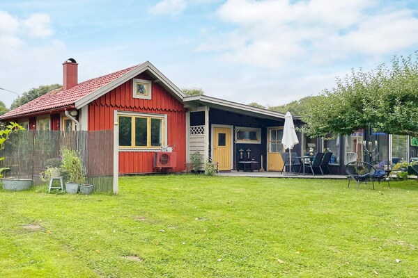 Knus Zweeds vakantiehuis met sauna, 50 meter van het meer - thumbnail 1