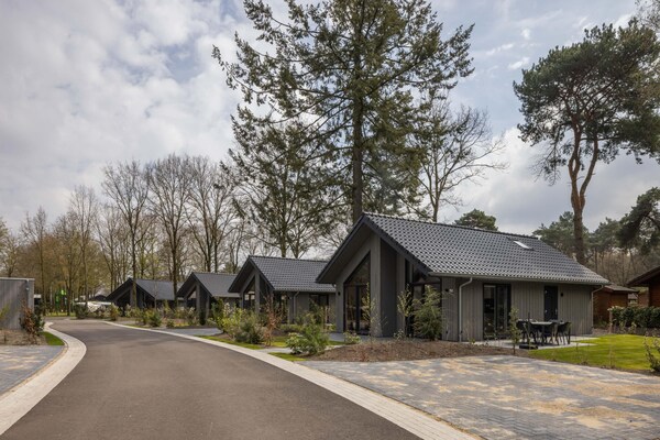 Luxe ecovilla aan het water in Oirschot met buitensauna - thumbnail 1