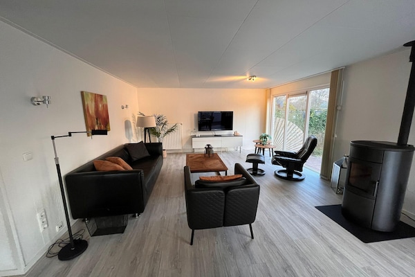 Vrijstaande bungalow bij strand en IJsselmeer in Makkum, Friesland - thumbnail 1