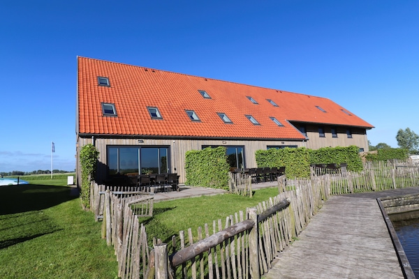Twee moderne vakantiehuizen voor 20 personen in rustig Leons, Friesland - thumbnail 1