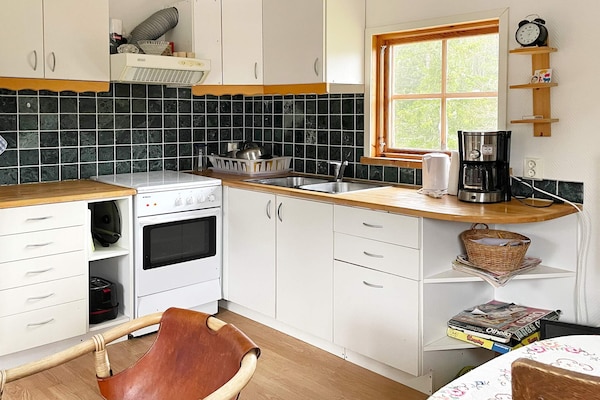 Traditioneel Zweeds vakantiehuis bij de kust van Väddö met gedeeld zwembad - thumbnail 4