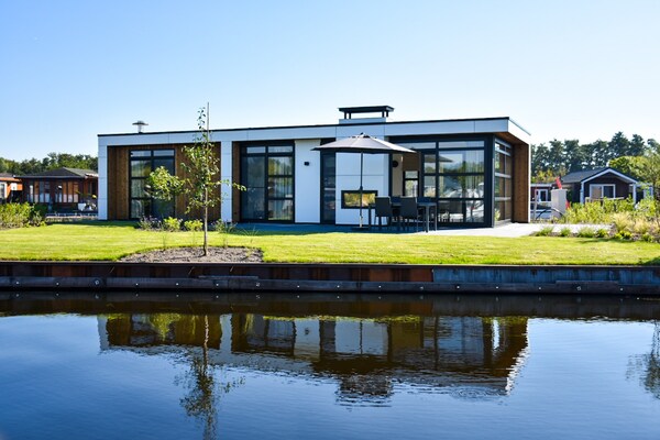 Modern vakantiehuis aan het Loosdrechtse water met hottub en open haard - thumbnail 1