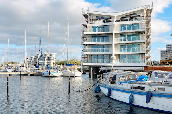 Luxe appartement aan het water met sauna, whirlpool en panoramisch zeezicht - thumbnail 1