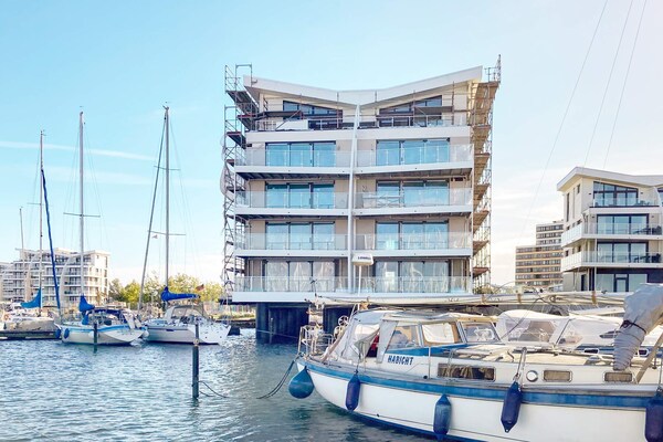 Luxe appartement aan de Oostzee met sauna, whirlpool en panoramisch uitzicht op de jachthaven - thumbnail 1