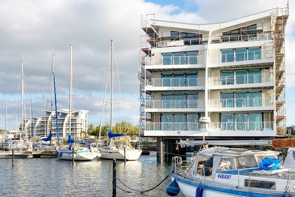 Luxe appartement aan de Oostzee met sauna, whirlpool en panoramisch uitzicht op de jachthaven - thumbnail 3