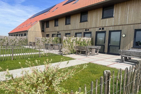 Moderne Friese Villa in Leons: luxe, ruimte & natuur voor 10 personen - thumbnail 1