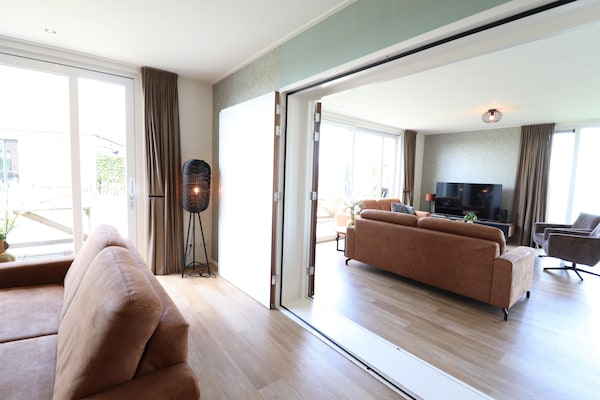 Moderne 20-persoons villa aan open vaarwater in hartje Friesland - thumbnail 3
