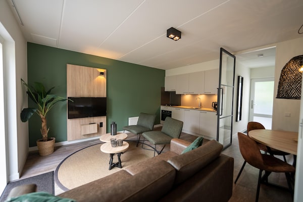 Vernieuwde halfvrijstaande bungalow op Vakantiepark Hunzedal in Borger - thumbnail 2