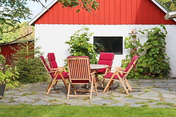Ruim vakantiehuis voor 8 personen op idyllisch landgoed bij Hishult - thumbnail 2