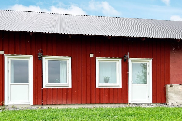 Sfeervol vakantiehuis aan het Mälarmeer met privéstrandje bij Munsö - thumbnail 1