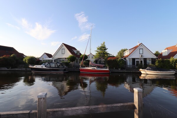 De Wetterkant: Luxe vakantiehuis aan het water in Grou, Friesland - thumbnail 1