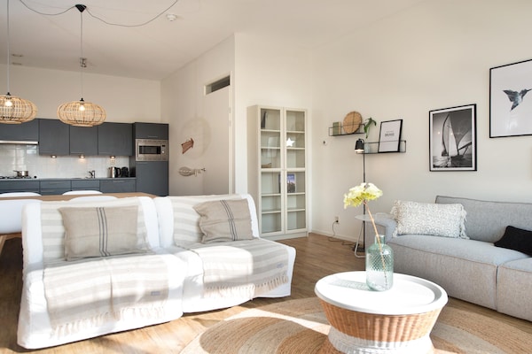 Stijlvol havenappartement met panoramisch zeezicht in Scheveningen - thumbnail 1