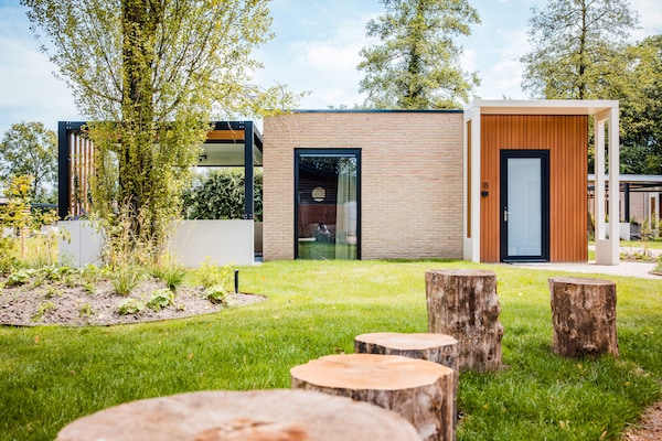 Stijlvol vakantiehuis op de Veluwe met veranda en zwembad - thumbnail 1