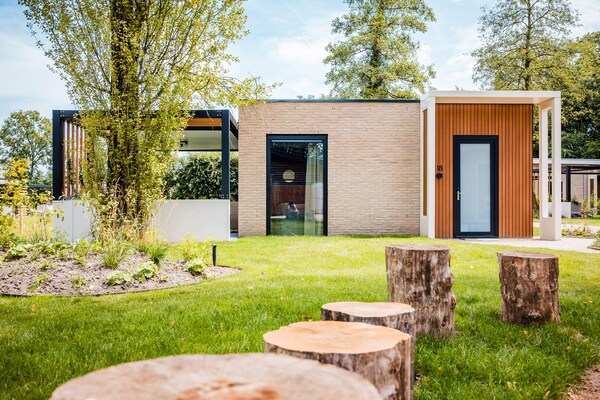 Modern vakantiehuis in de Veluwe met sauna, zwembad en natuur op loopafstand - thumbnail 1