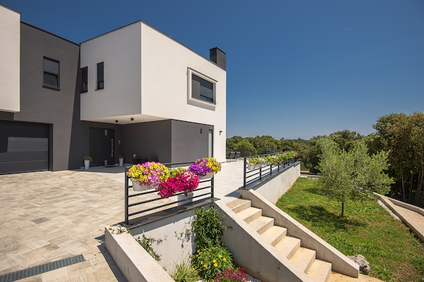 Cube Box House Angelini: Stadsappartement in Pula, 400m van strand - thumbnail 1