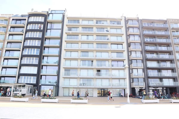 Appartement met panoramisch zeezicht op de zeewering van Nieuwpoort - thumbnail 5