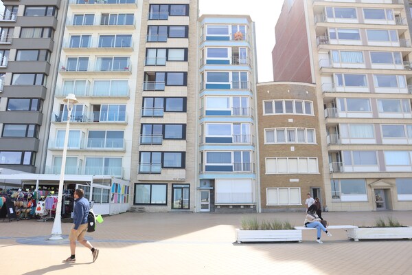 Ruim appartement met 3 slaapkamers en zeezicht op de zeewering van Nieuwpoort - thumbnail 6
