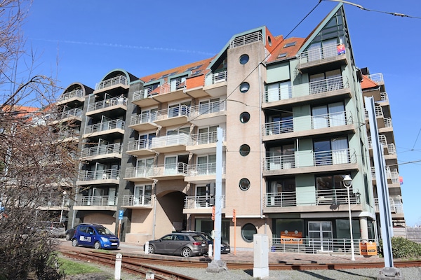 Licht 4-persoons appartement met 2 slaapkamers in hartje Nieuwpoort - thumbnail 5