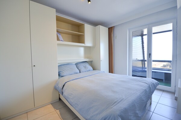Gerenoveerd appartement op 50m van strand met zeezicht in Oostduinkerke - thumbnail 4