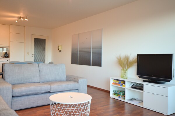 Licht appartement met zijdelings zeezicht en terras in Oostduinkerke - thumbnail 1