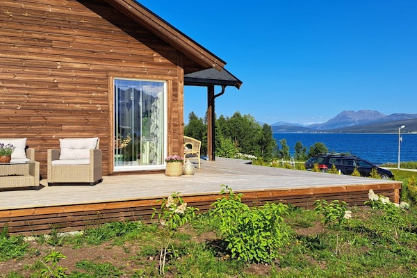 Modern vakantiehuis in Svensby met panoramisch uitzicht op zee en de middernachtzon - thumbnail 1